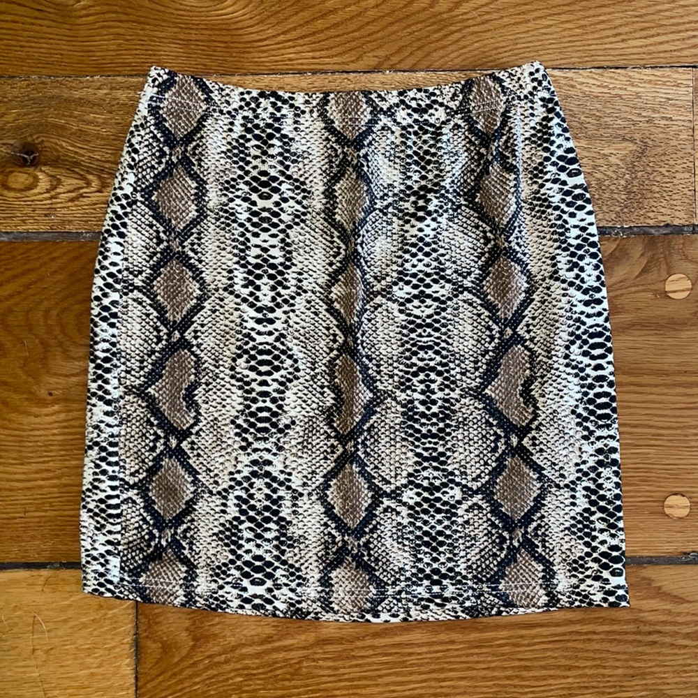 Super comfy snake skin skirt